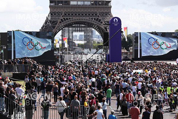 Macron insiste en la participación de atletas de todos los países en París 2024, dice Bach