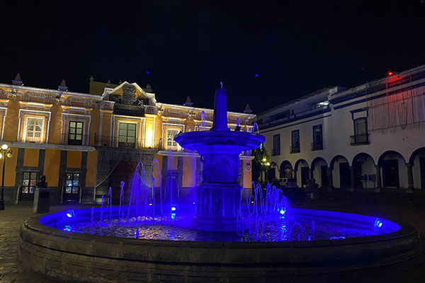 Ayuntamiento ilumina de azul las principales fuentes con motivo de fiestas navideñas