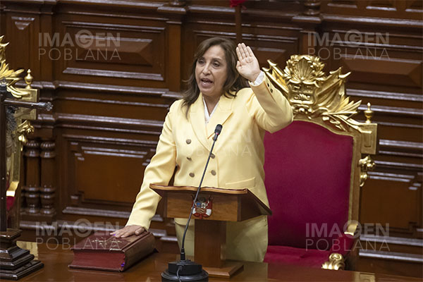 Jura Dina Boluarte como presidenta de Perú tras destitución de Castillo