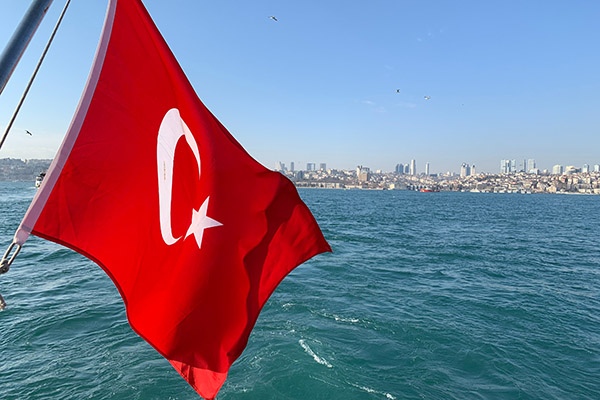 Atasco en el Bósforo se debe a negativa de compañías a proporcionar seguros, afirma Ankara