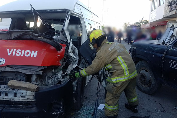 Chofer de transporte público termina prensado tras aparatoso choque
