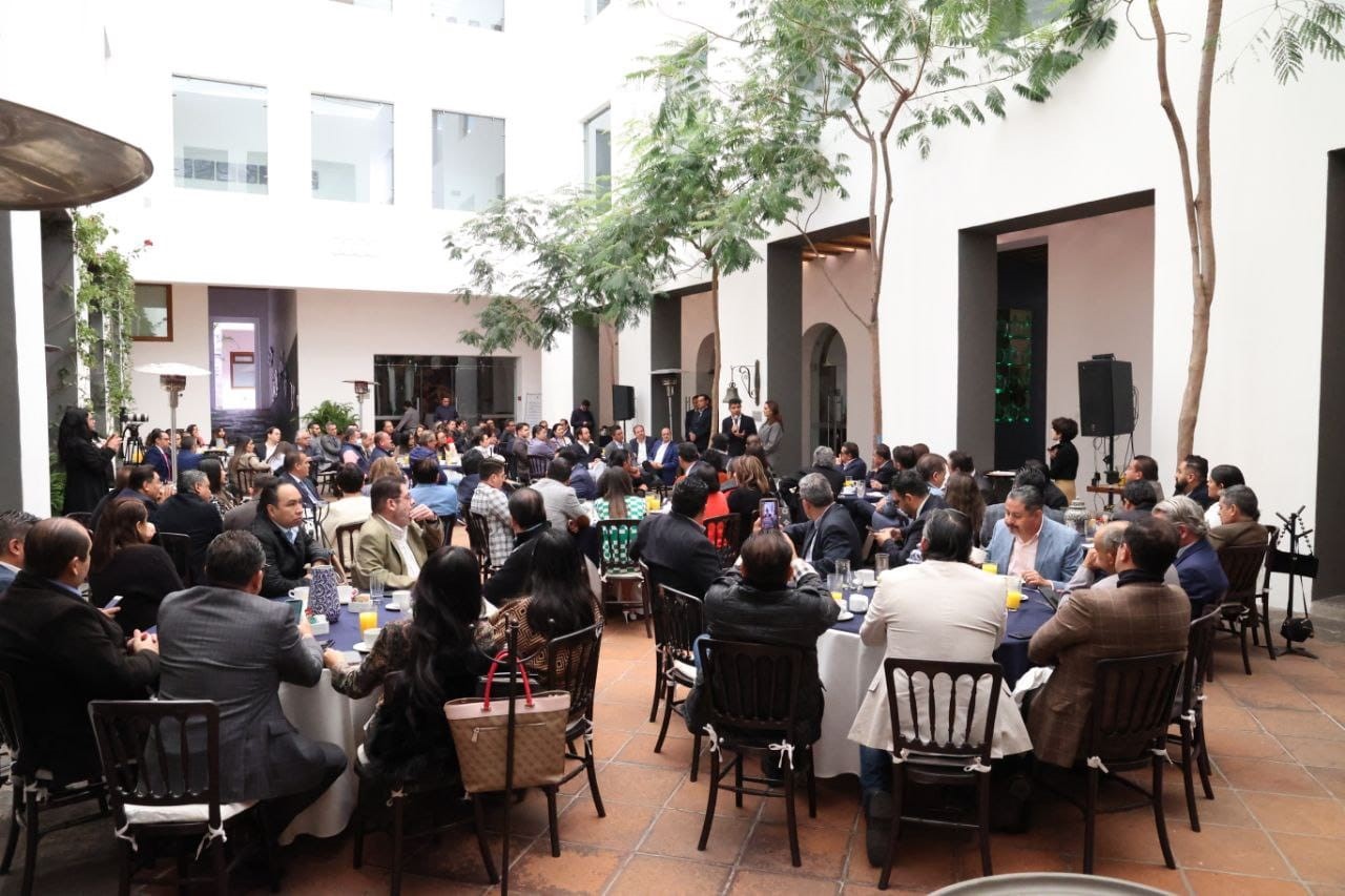 Eduardo Rivera y Liliana Ortiz celebran fiestas decembrinas con directores de medios de comunicación