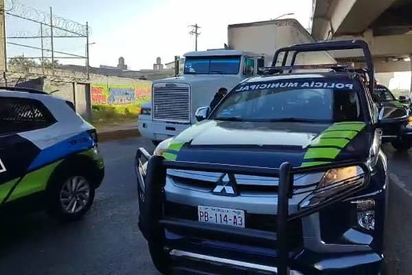 Hábil conductor de tractocamión evade asalto en la México-Puebla