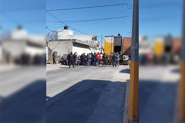 Descubren a migrantes hacinados en la caja de un tráiler