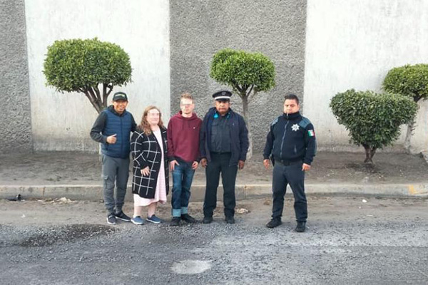 Frustran suicidio de joven que amagaba con arrojarse de un puente