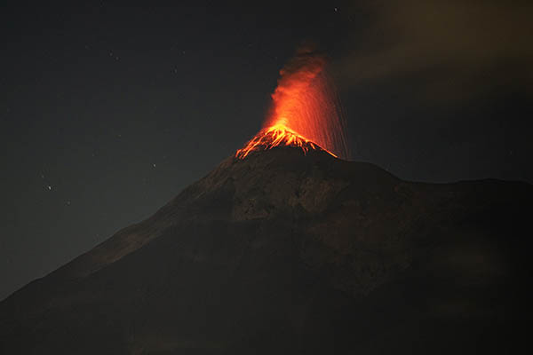 Actividad del volcán de Fuego en Guatemala es monitoreada tras explosiones