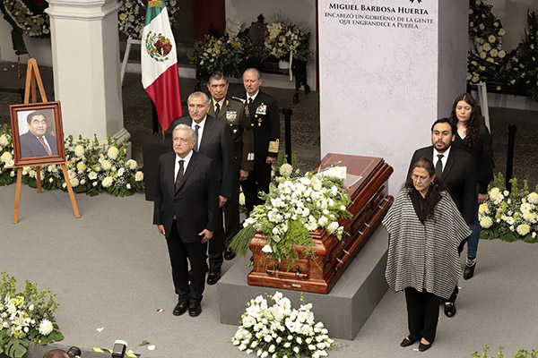 Recuerdan lucha social de Miguel Barbosa en sentido homenaje