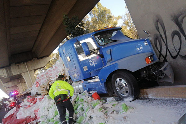 Fuerte impacto de tractocamión contra una columna en la México-Puebla