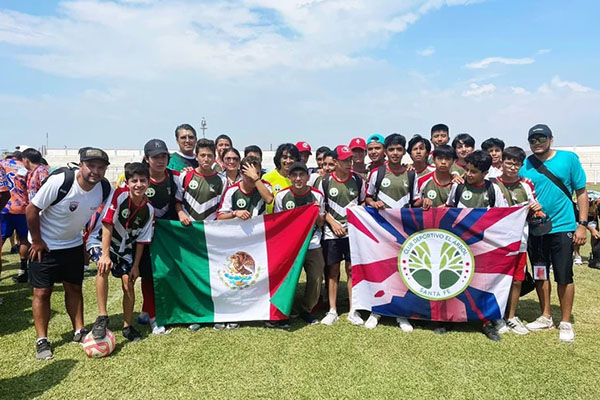 Jóvenes mexicanos viajan a torneo de futbol en Perú; quedan varados tras crisis política