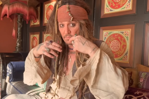 Johnny Depp regresa como Jack Sparrow en un video para una buena causa