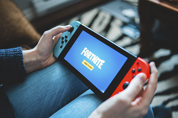 Desarrolladora de “Fornite” pagará millonaria multa por engañar y violar privacidad de los niños