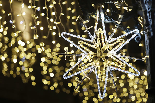 La blanca e iluminada Navidad también es un foco de contaminación