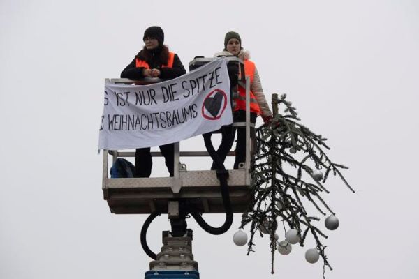 Ecologistas cortan la copa del principal árbol de Navidad en Berlín
