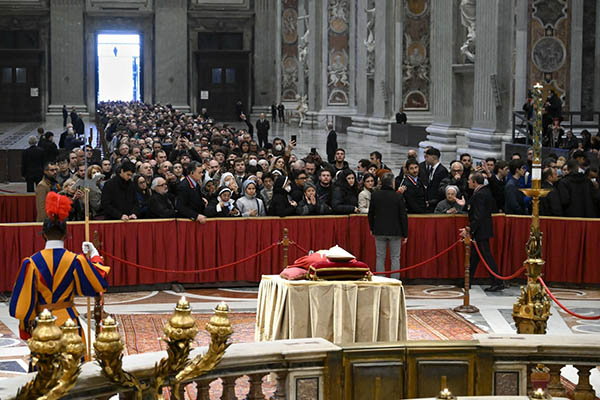 Feligreses dan el último adiós a Benedicto XVI en el Altar de la Confesión del Vaticano