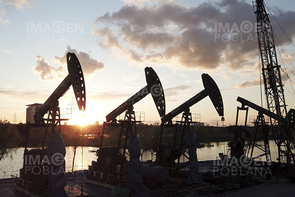 Precio de petróleo baja más de 4 % y crece temor a recesión
