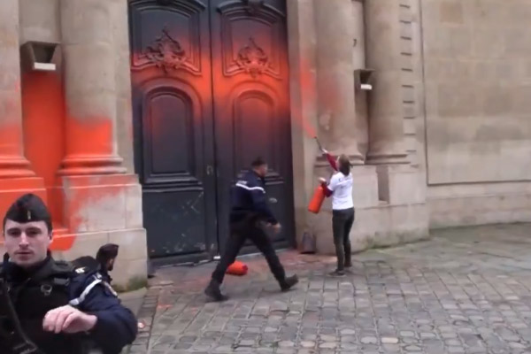 Ecoactivistas son detenidos tras lanzar pintura sobre residencia del primer ministro francés