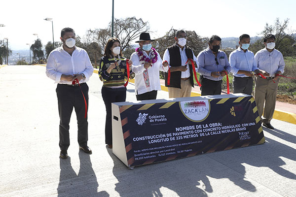 Gobierno estatal inaugura pavimentación de calles en Zacatlán