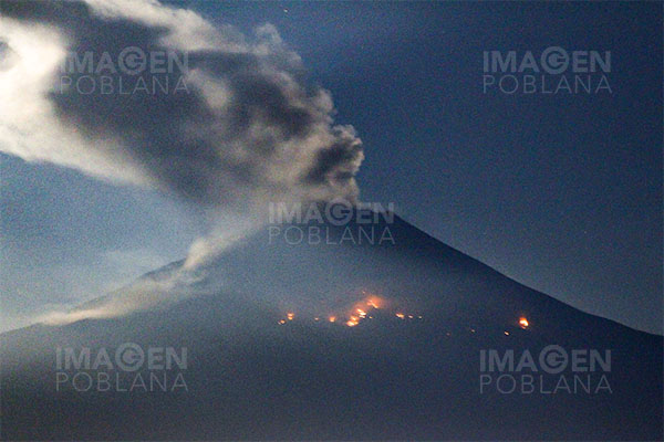 Volcán Popocatépetl continúa registrando espectaculares explosiones
