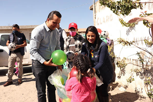 Regidurías entregan juguetes a niños de San Miguel Espejo