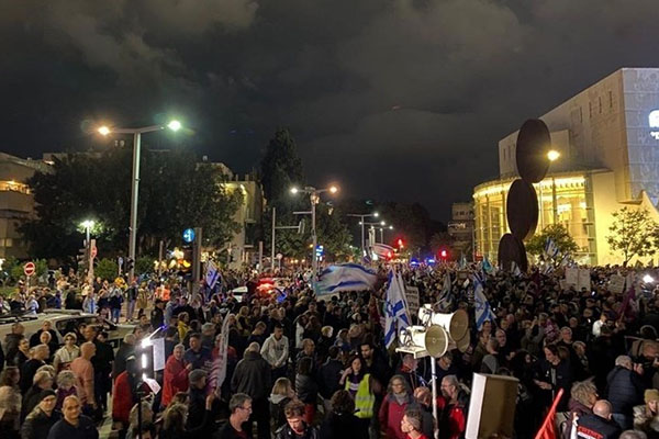 Miles de personas protestan contra polémicas reformas judiciales en Israel
