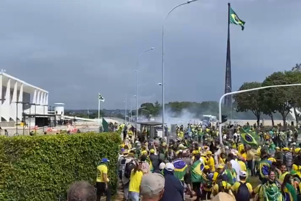 Bolsonaristas invaden Congreso brasileño en violenta protesta contra Lula