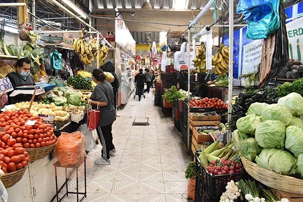 A comprar en mercados locales para afrontar la cuesta de enero