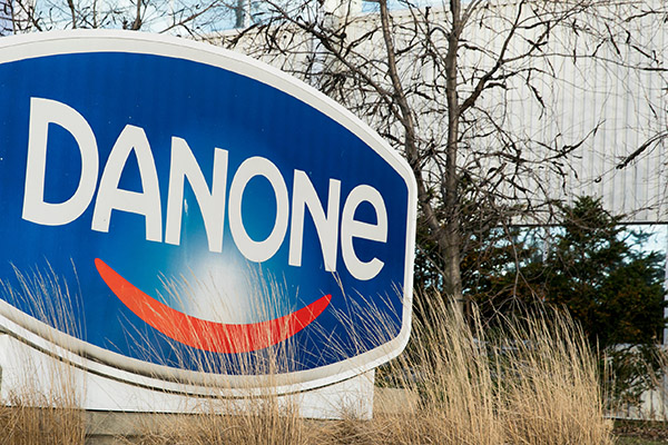 Danone podría pagar 100,000 euros diarios de multa por uso del plástico