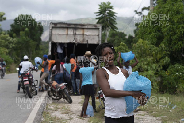 Multitud de haitianos abarrotan oficinas migratorias para aplicar a nuevo permiso de EU