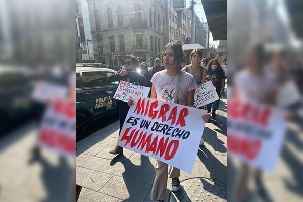 Manifestantes recibieron a Biden con consignas contra deportación en Palacio Nacional