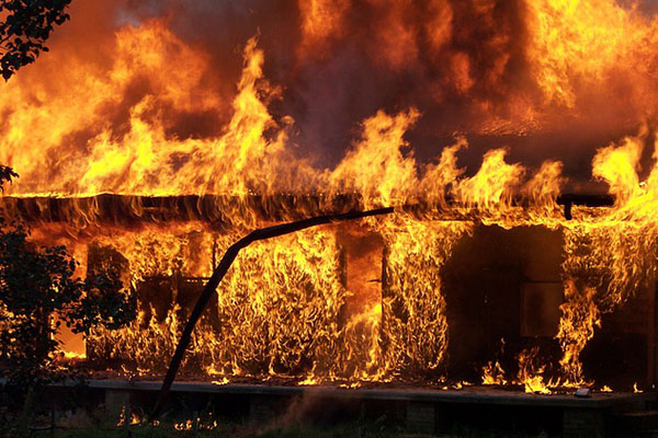 Policía de EU emite orden de refugio por incendio en planta química de Illinois