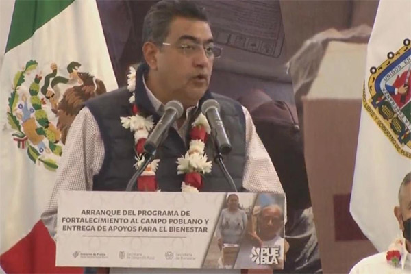 Entrega gobierno estatal apoyos al campo y programas de Bienestar en Libres