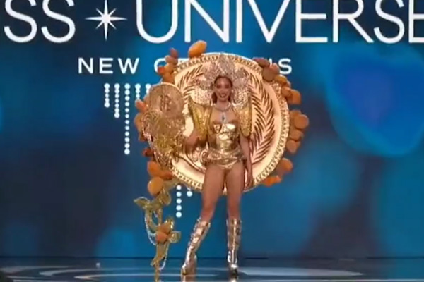 Representante de El Salvador en Miss Universo desata controversia por su peculiar traje típico