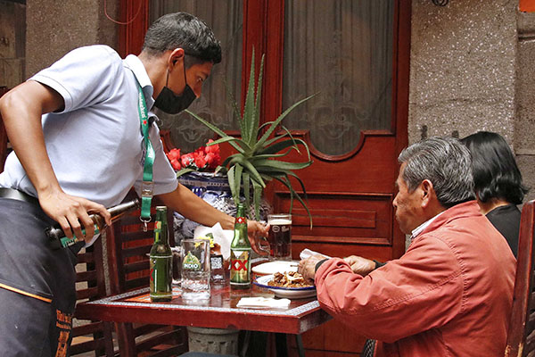 Tras lo sucedido en “La Polar”, ¿pueden los restaurantes obligarte a dar propina?