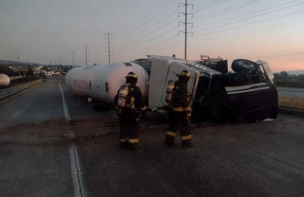 Pipa vuelca y provoca caos en la autopista México-Puebla
