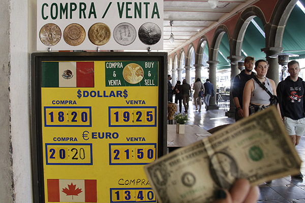 El peso gana terreno frente al dólar y los bolsillos de los mexicanos no lo notan, ¿por qué?