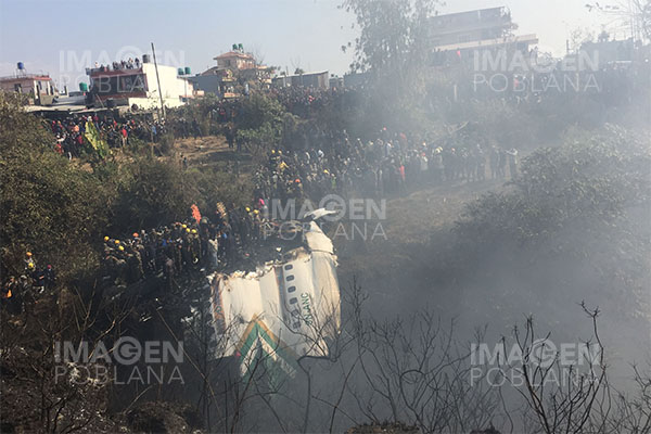 Rescatistas recuperan 68 cuerpos en la escena del accidente aéreo en Nepal