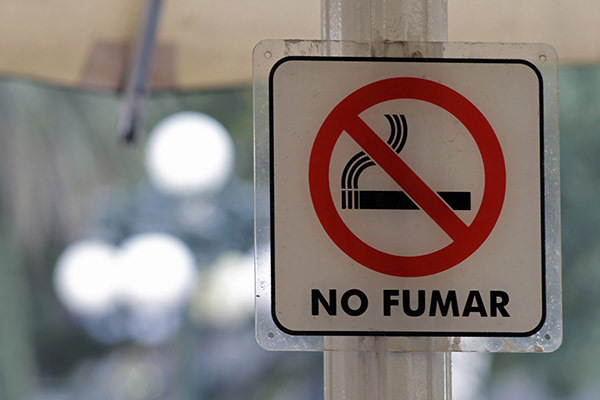 Prohibición de espacios para fumadores causa descontento entre restauranteros