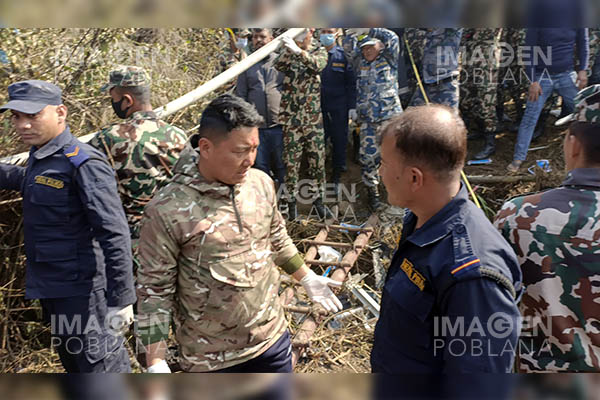 Recuperan cajas negras y otro cuerpo en lugar del accidente aéreo en Nepal