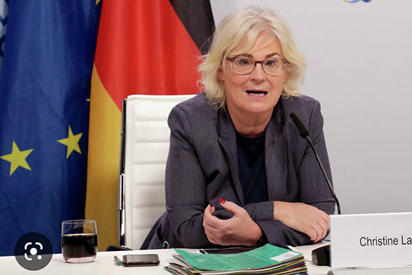 Presenta dimisión la ministra de Defensa en Alemania