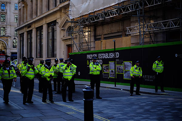 Un oficial de policía de Londres se declara culpable de 24 casos de violación