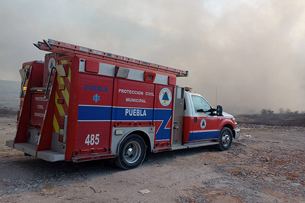 Aparatoso incendio de pastizales causa enormes columnas de humo