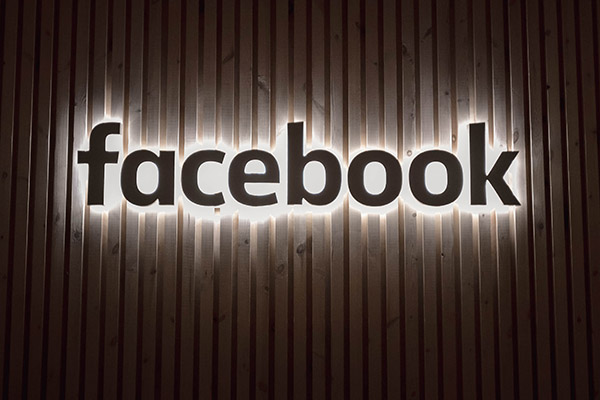 Trump pide a Facebook desbloquear su cuenta en la red social