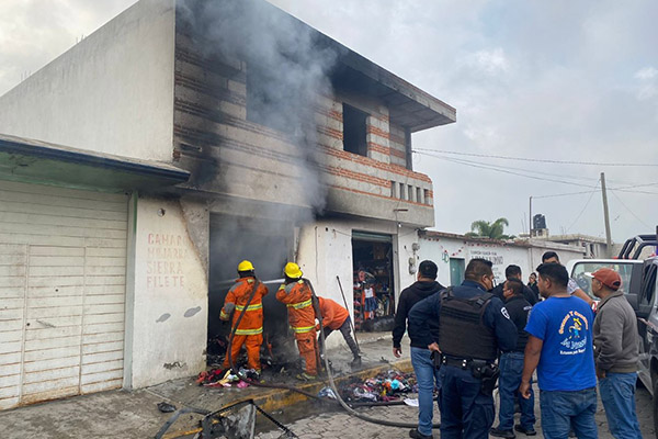 Feroz incendio en negocio de ropa provoca evacuación de escuela