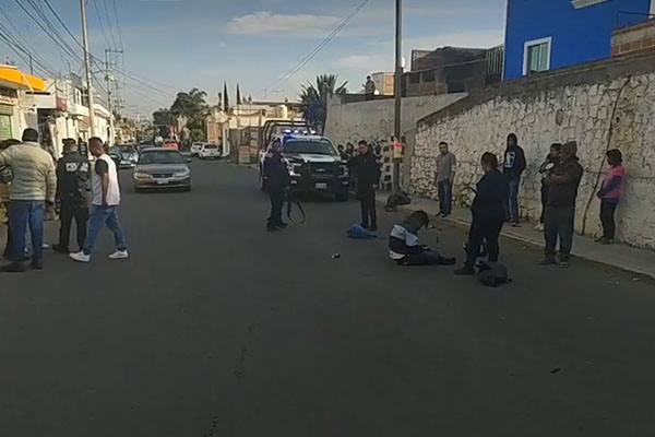 Par de ladrones se estrellan a bordo de una moto robada; uno murió