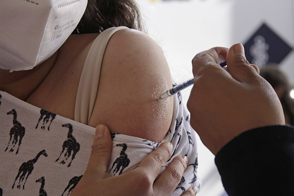 Importante administrar dosis de refuerzo contra COVID-19 de manera universal: médico