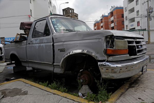 Autos chatarra, entre el abandono y las nulas sanciones