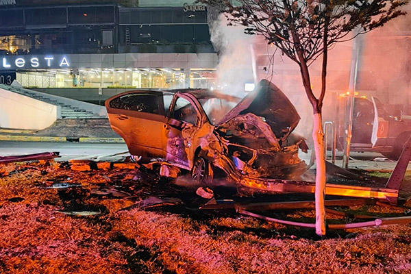 Auto se incendia tras impactarse contra paradero