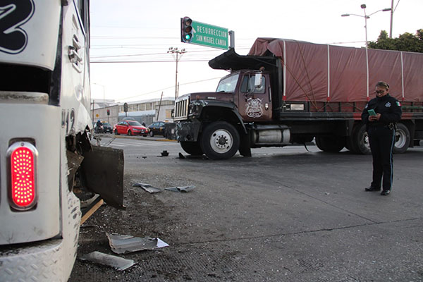 Torton se pasa el alto y embiste a microbús de la Ruta 17