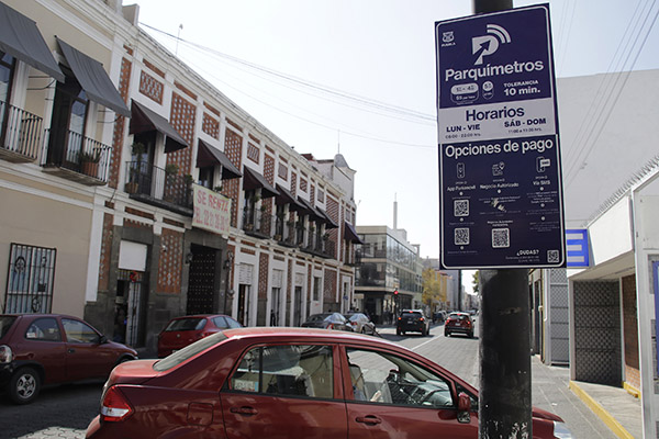 Comienza uso de “arañas” para vehículos sin placas en espacios de parquímetros