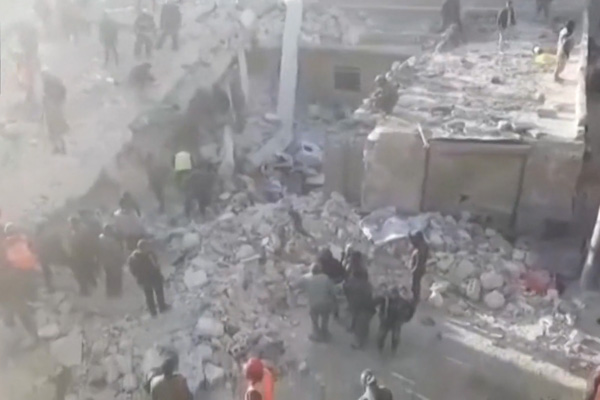 Edificio residencial colapsa y deja al menos 15 muertos en Siria